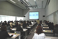 「歯科医院新人スタッフ研修2008・大阪会場」の講座中です。新人研修はスタートわずか1年で既に700名以上が受講している、超人気セミナーです。