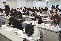 新人研修の演習中の様子です。ここまでゲストが真剣に演習に取り組むセミナーは他には無いかも知れません。