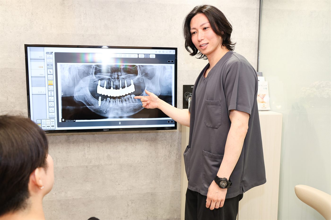 モニターを使って相談する山本院長