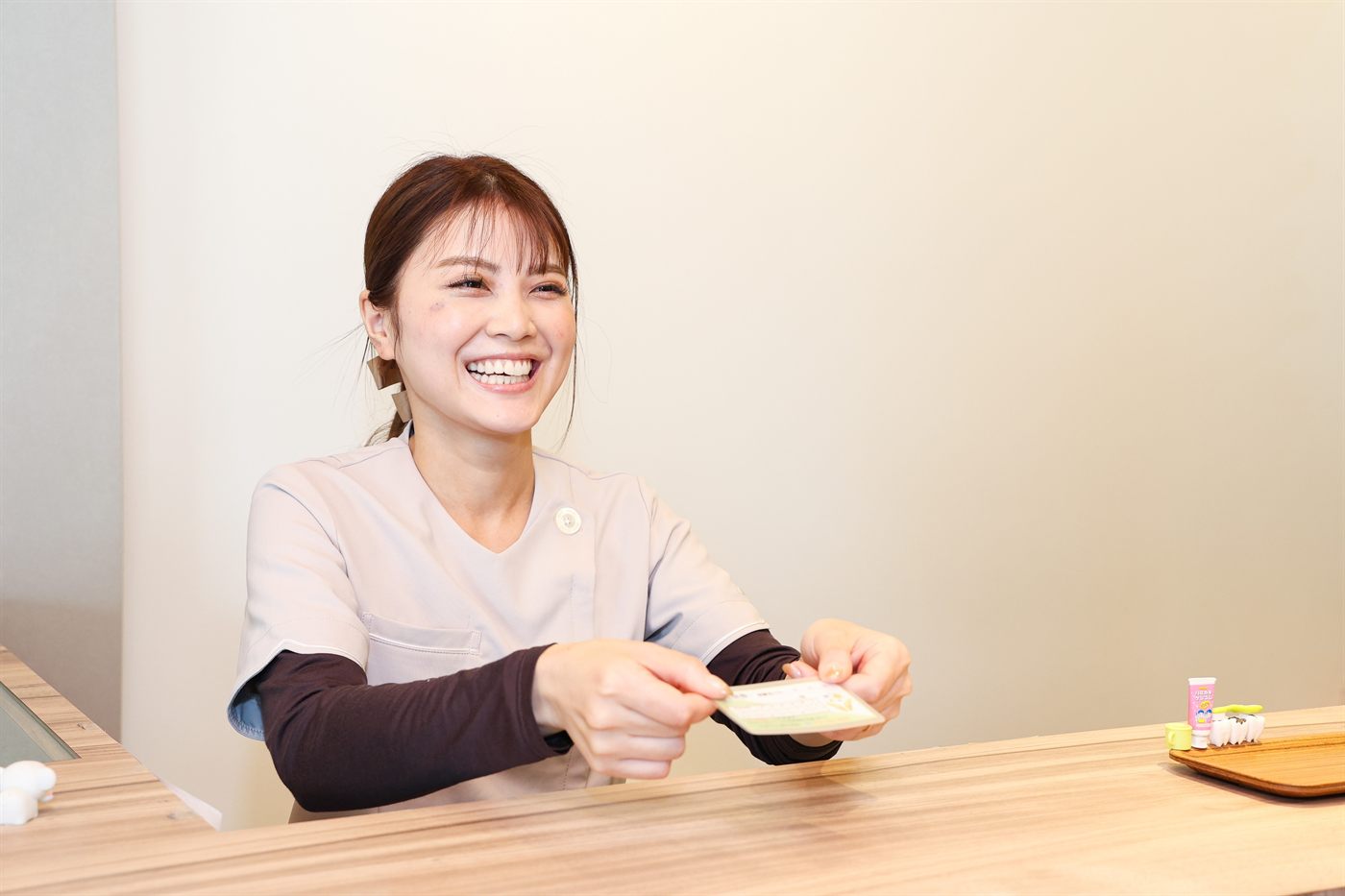 受付で笑顔で対応するスタッフ