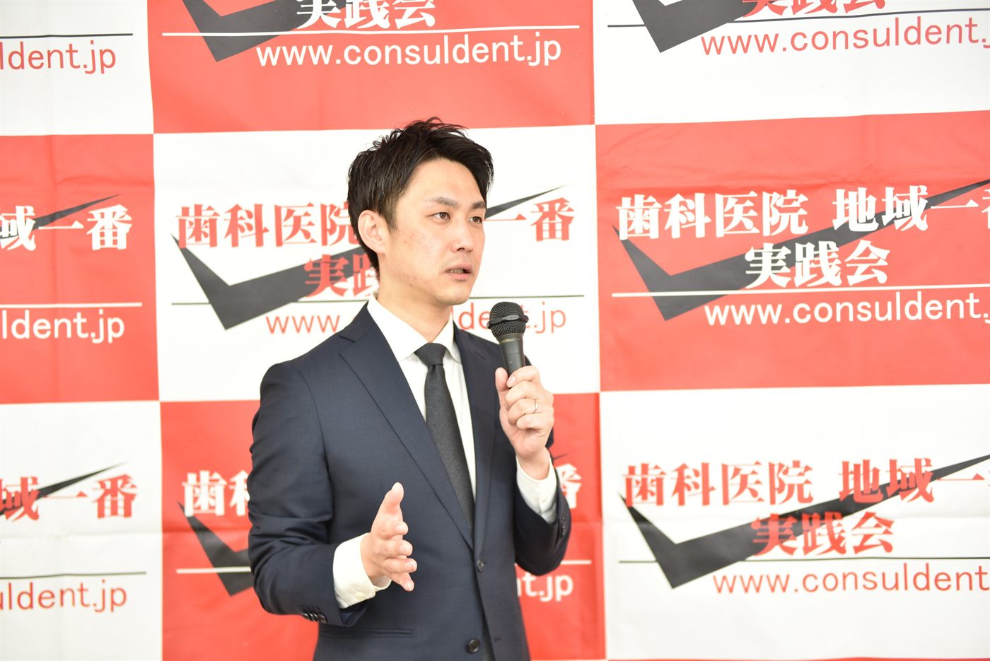 講演する滝沢ディレクター