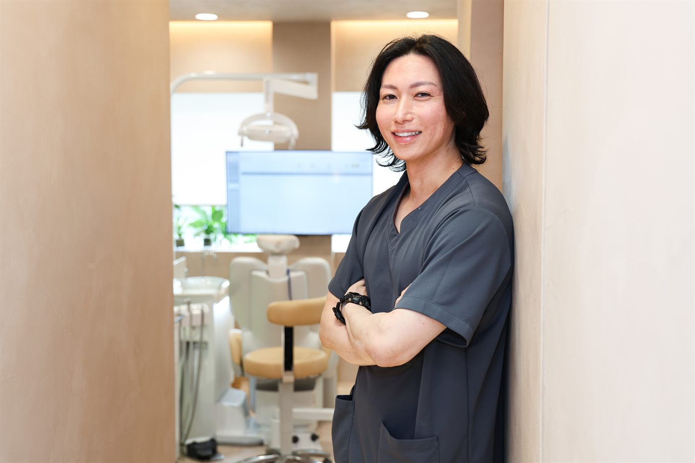 腕を組む山本院長