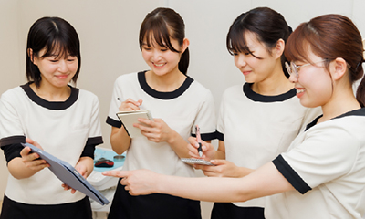 情報を共有するスタッフ